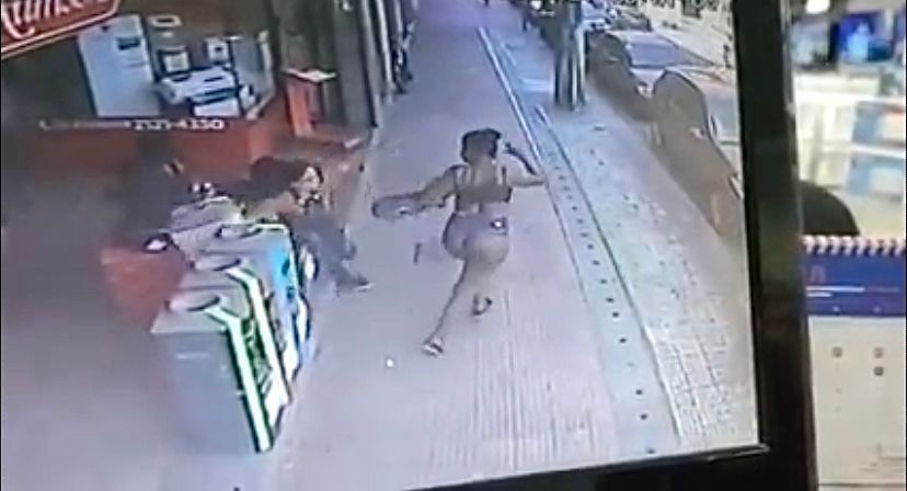 WhatsApp Image 2021 10 23 at 14.55.47 - Mulher derruba desconhecida com o bumbum em rua; VEJA VÍDEO