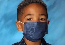 Criança se recusa a tirar máscara na hora da foto da escola e recebe R$ 180 mil como ‘prêmio’ pela boa conduta