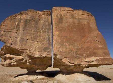 xblog rock 2.jpg.pagespeed.ic .cvmdNYldlh - Misteriosa rocha partida com incrível perfeição vira atração em deserto e levanta teorias