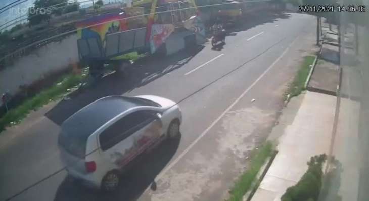 acidente moto 730x398 1 - FATALIDADE: câmera flagra momento em que placa de metal cai de brinquedo e mata mototaxista