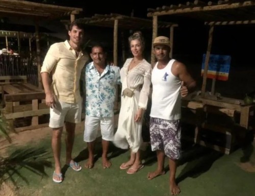 grazi massafera namorado - ASSUMIDOS! Grazi Massafera é vista com novo namorado em praia no Ceará e casal posa para fotos com fãs