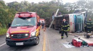 onibus 300x167 - Ônibus tomba e deixa seis mortos e dezenas de feridos em São Paulo