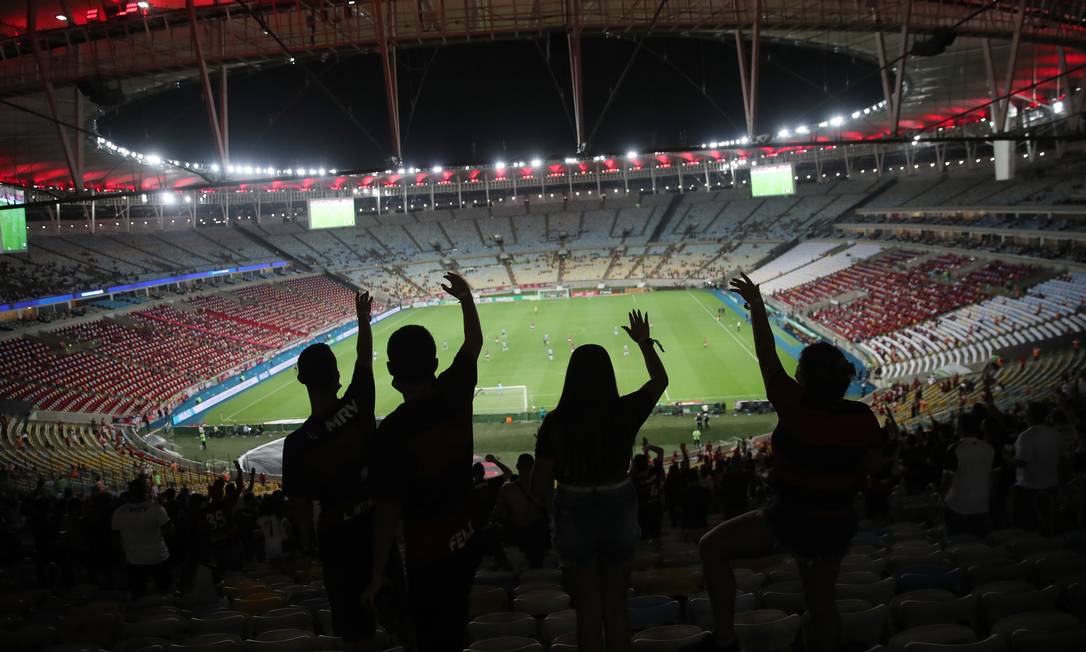 xTorcedores durante a partida entre Flamengo e Gremio no Maracana.jpg.pagespeed.ic .e2HAFHwdXc - LGBTFOBIA NO FUTEBOL: Flamengo é multado em R$ 50 mil por canto homofóbico da torcida contra adversário