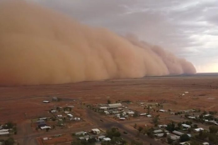 BeFunky collage 47 720x480 1 - Drone flagra tempestade de areia com ventos de até 109 km/h 'engolindo' cidades - VEJA