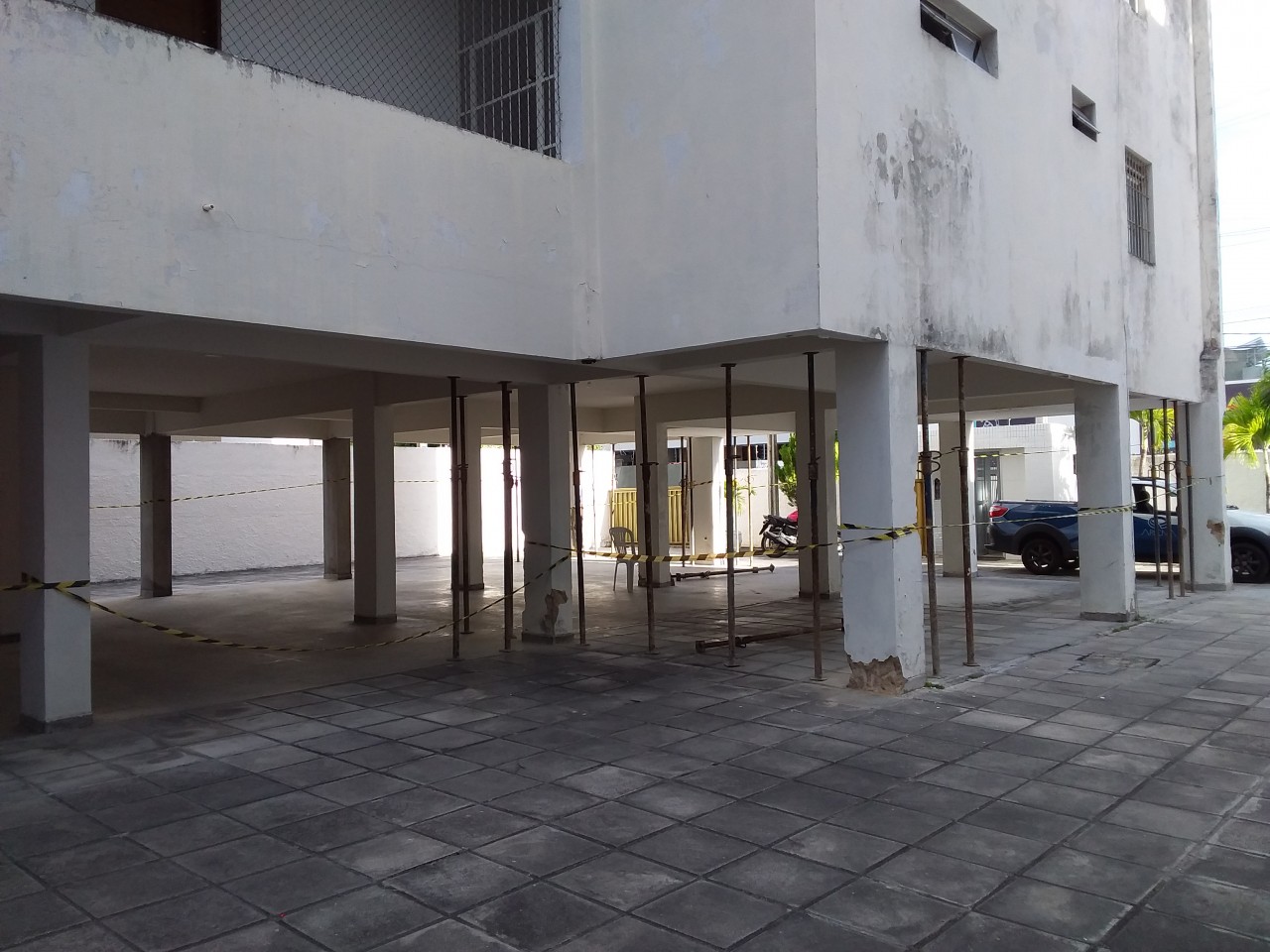 Edificio interditado pela Defesa Civil 2 - Edifício é desocupado por risco de desabamento e Crea-PB alerta sobre obras em condomínios