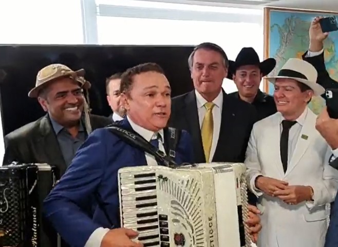 dia do forro bolsonaro - Ao lado de Bolsonaro forrozeiros paraibanos cantam: "É o melhor presidente da história do Brasil" - VEJA VÍDEO