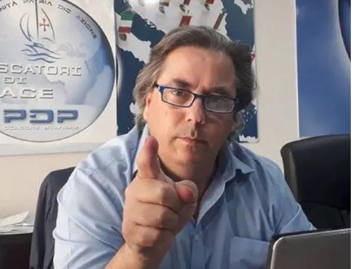lider - Líder de grupo negacionista italiano diz que vai se vacinar após quase ir para a UTI com Covid-19