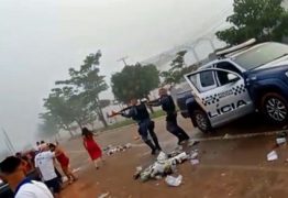 Policiais militares são recebidos a garrafadas por pessoas embriagadas que bloqueavam via; um PM saiu ferido – VEJA VÍDEO