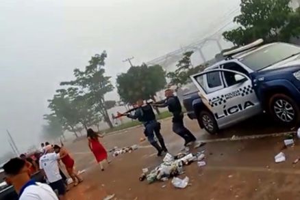 policia feed - Policiais militares são recebidos a garrafadas por pessoas embriagadas que bloqueavam via; um PM saiu ferido - VEJA VÍDEO