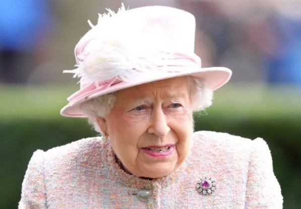 rainha - Funcionário real comete gafe hilária com a rainha Elizabeth no palácio