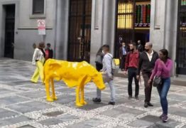 Artista cearense instala ‘vaca magra’ em frente à Bolsa de Valores em São Paulo