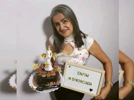 0101 - Mulher comemora divórcio com buzinaço: 'Vencedora'; VEJA VÍDEO