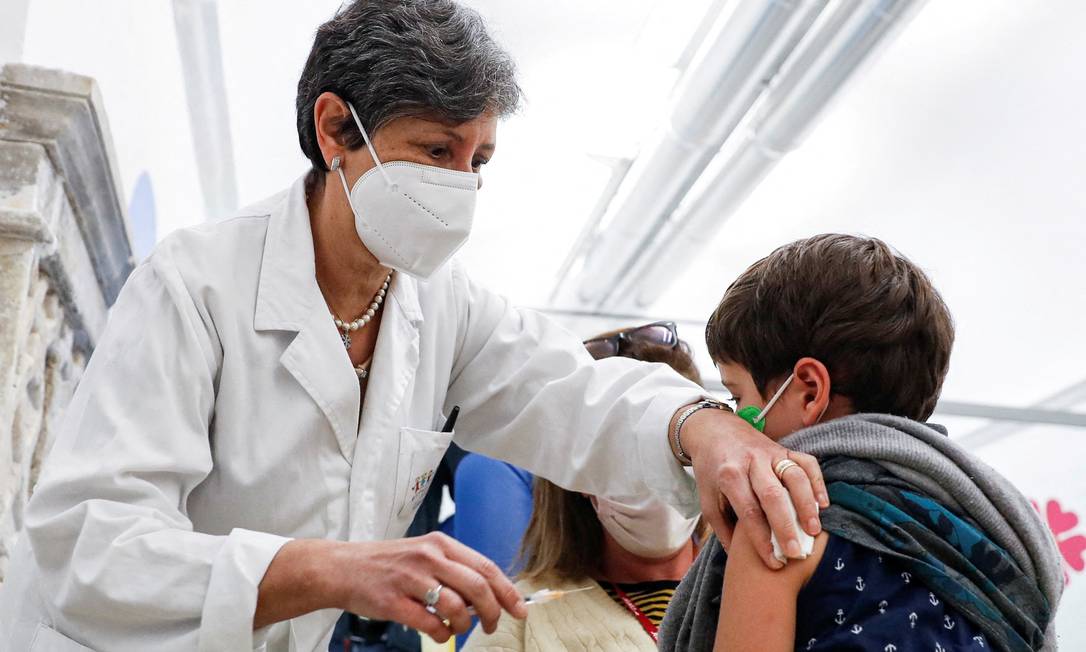 96676785 FILE PHOTO Manfredi 5 receives his first dose of a coronavirus disease COVID 19 vaccine - ENQUETE POLÊMICA PARAÍBA: mais de 70% dos leitores são a favor da vacinação contra a Covid-19 em crianças de 5 a 11 anos