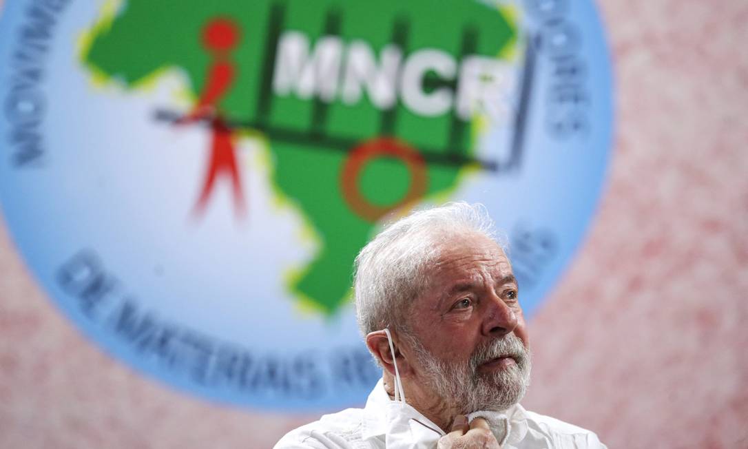 96766430 Former President Luiz Inacio Lula da Silva wipes his neck during an event with the Wast - Lula aguarda aliados para anunciar chapa para disputa presidencial até março