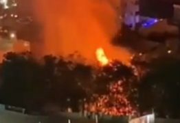 Fogos de artifício causam incêndio no Cabo Branco, em João Pessoa; VÍDEO
