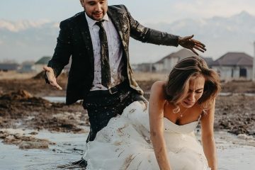 ESSA MODA PEGA?! Durante ensaio de fotos, noivos caem na lama e viralizam na web