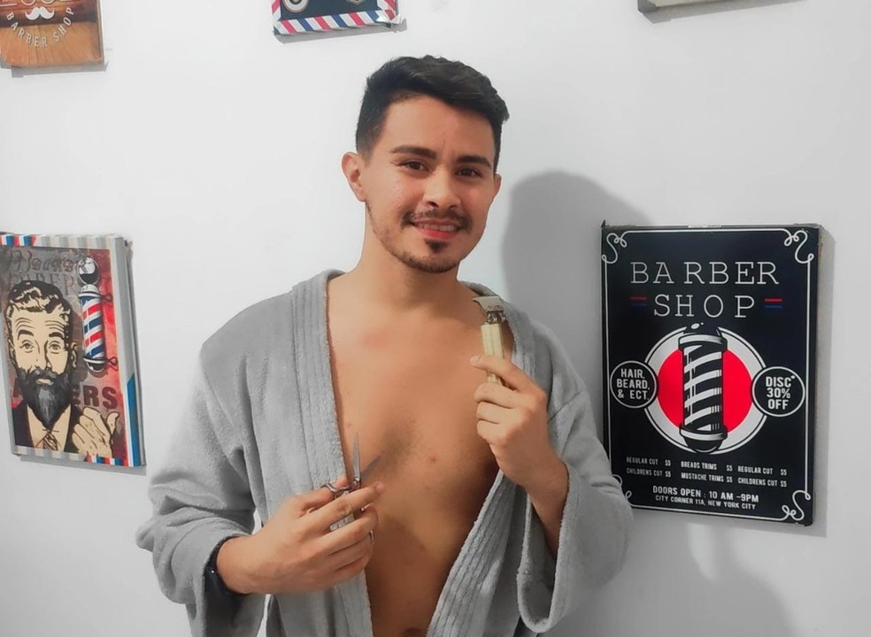 barbeiro naturista - Nordestino se inspira em praia de nudismo e cria barbearia com funcionários e clientes nus
