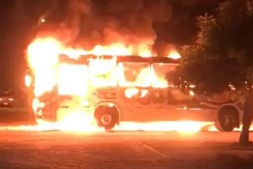 VANDALISMO E CRIME: Bandidos rendem motoristas e depois queimam Ônibus coletivo em Mangabeira – VEJA VÍDEO
