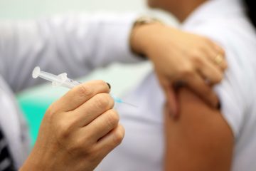 vacinacao 360x240 - Apenas 30% dos jovens até 24 anos tomaram 3ª dose de vacina contra Covid-19