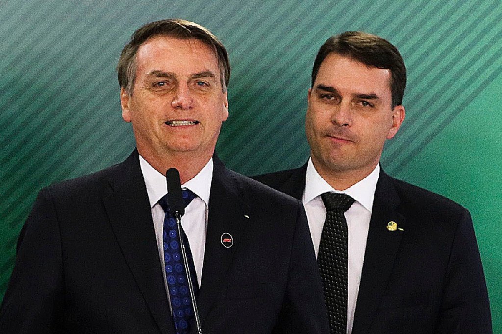 valter campanato agencia brasil flavio e bolsonaro 1024x683 1 - Flávio Bolsonaro afirma que o pai pode ter alta 'a qualquer momento'