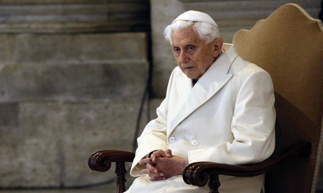 74698362 FILEIn this Tuesday Dec 8 2015 filer Pope Emeritus Benedict XVI attends a Mass prior - Papa emérito Bento XVI pede perdão a vítimas de abusos e assume 'erros' durante seu mandato como arcebispo