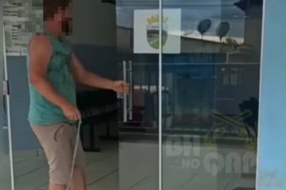 Homen Tranca Porta Ps MG Reproducao 570x380 1 - Homem tranca posto de saúde com corrente após revolta por falta de médicos - VEJA VÍDEO