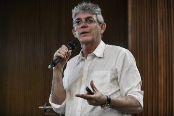 Ricardo Coutinho critica Bolsonaro e recebe apoio de vereadores da oposição de Aroeiras em encontro com a população