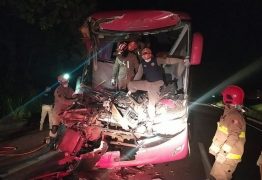 Acidente envolvendo ônibus e carreta deixa dois mortos e pelo menos 14 feridos em rodovia da Paraíba