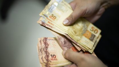 dinheiro contando agencia brasil 418x235 1 - Valores a receber do BC: Herdeiros podem resgatar dinheiro; veja como