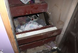 INCRÍVEL: Criança desaparecida há mais de 2 anos é encontrada viva debaixo de escada
