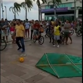 pipa - Bolsonaristas tentam soltar pipa “Bolsonaro 2022”, e são impedidos por multidão - VEJA VÍDEO 