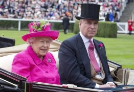 Rainha Elizabeth vai a evento com filho acusado de abuso sexual e choca súditos