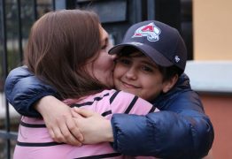 Menino de 11 anos que fugiu sozinho da guerra na Ucrânia reencontra mãe na Eslováquia
