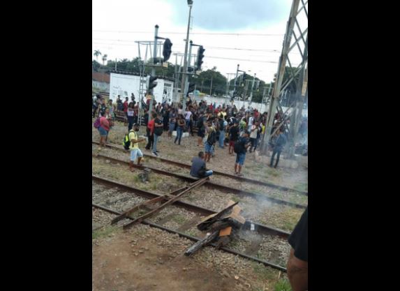 vids - Manifestação contra demora de trens gera confusão em ramais - VEJA VÍDEO
