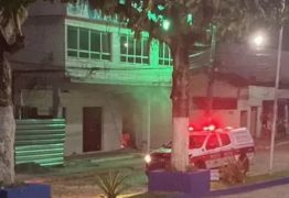 Grupo explode caixa eletrônico instalado no prédio da prefeitura de Massaranduba