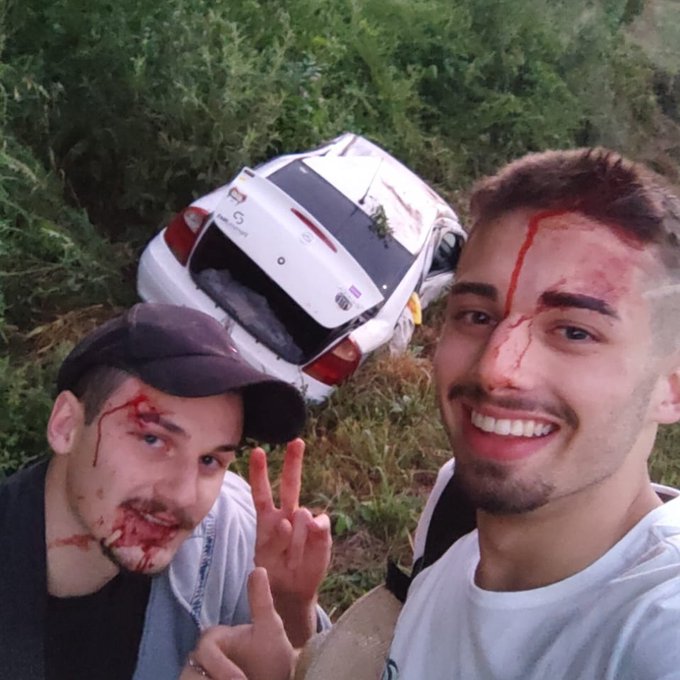 FPf4vLKVIAA4wBC - Amigos postam selfie logo apos capotar carro no RS: 'Não dirijam com sono'