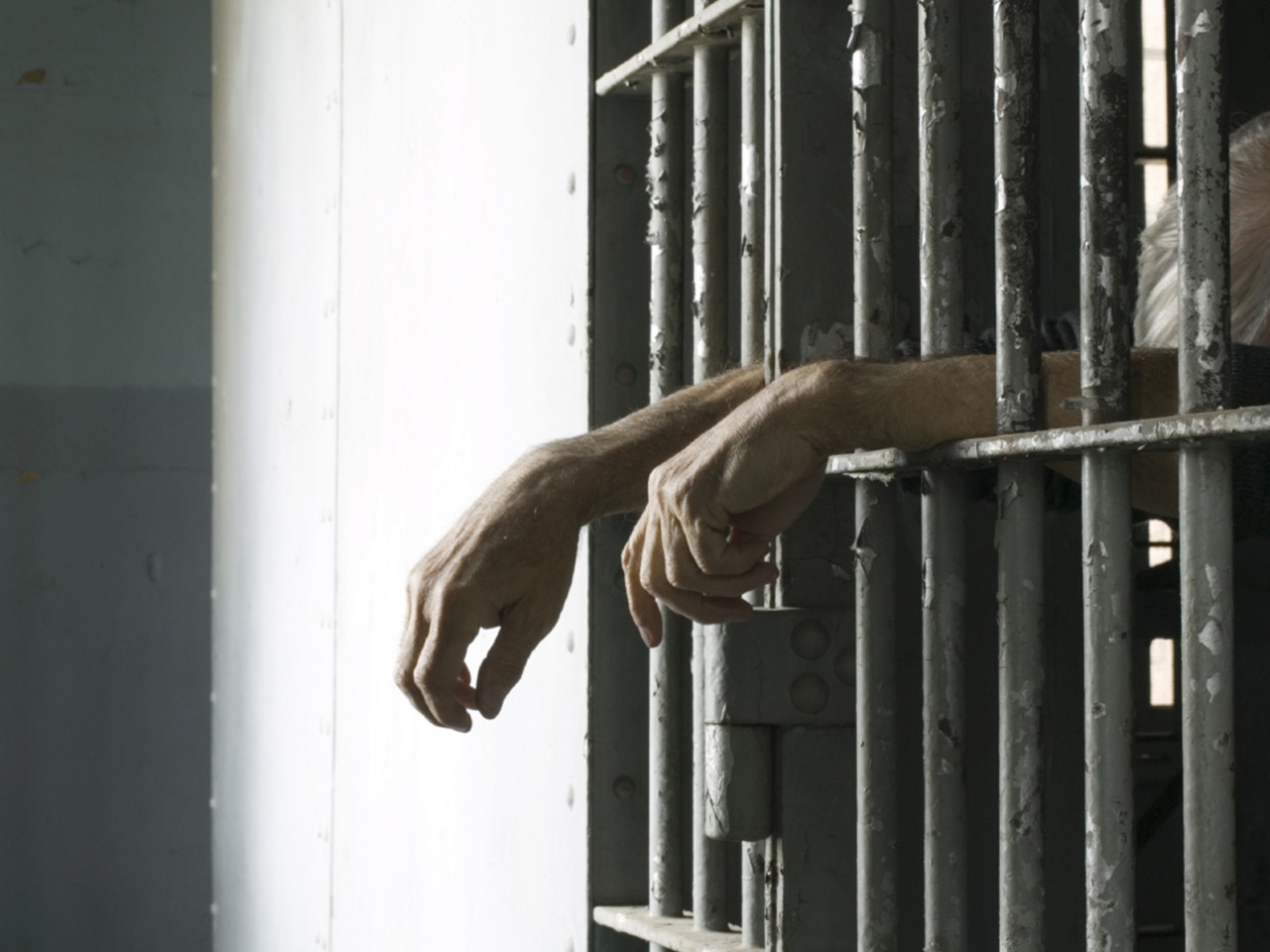 arton135718 - Homem comete crimes para ficar com namorado na cadeia: ‘Me prende, pelo amor de Deus’