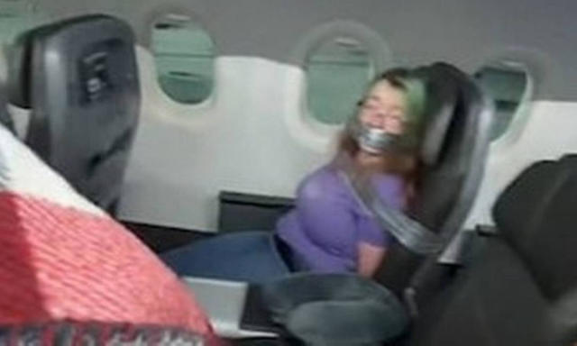 fe186b60 bc0e 11ec ba4e 29cb4650b760 - Mulher presa com fita a assento de avião recebe multa recorde de companhia aérea