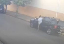 Mulher furta carro logo após dono estacionar e o derruba dono no chão em São Paulo – VEJA O VÍDEO