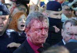 Manifestantes jogam tinta vermelha em embaixador russo, durante protesto contra a Guerra da Ucrânia na Polônia
