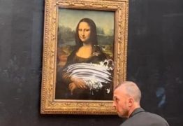 Visitante de cadeira de rodas atira bolo no famoso quadro da Monalisa, no Museu do Louvre