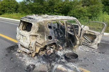 AnyConv.com  carro incendiado 360x240 - Dupla morre em troca de tiros com a polícia após ataque a carro-forte no Sertão da Paraíba