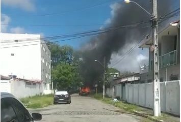 FUGIU DO LOCAL:  mulher tem carro incendiado após fugir depois matar motociclista, em João Pessoa – VEJA VÍDEO
