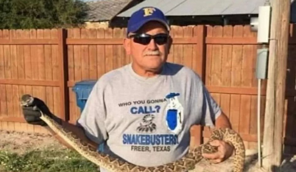 Capturar 21 - Domador de cobras morre após ser picado por cascavel em evento