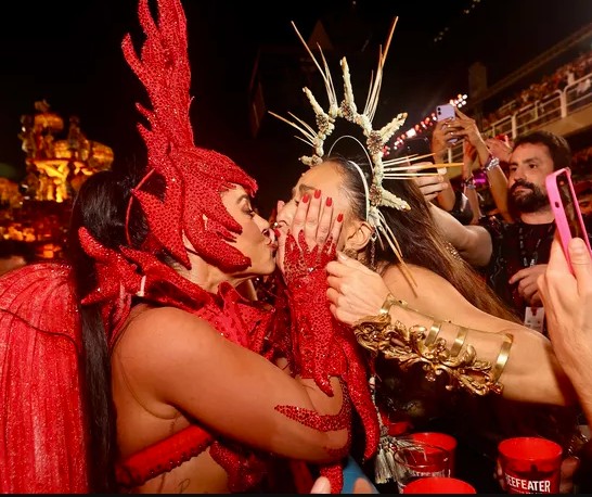 Capturar 4 - Paolla Oliveira e Sabrina Sato se beijam na avenida durante desfile das campeãs