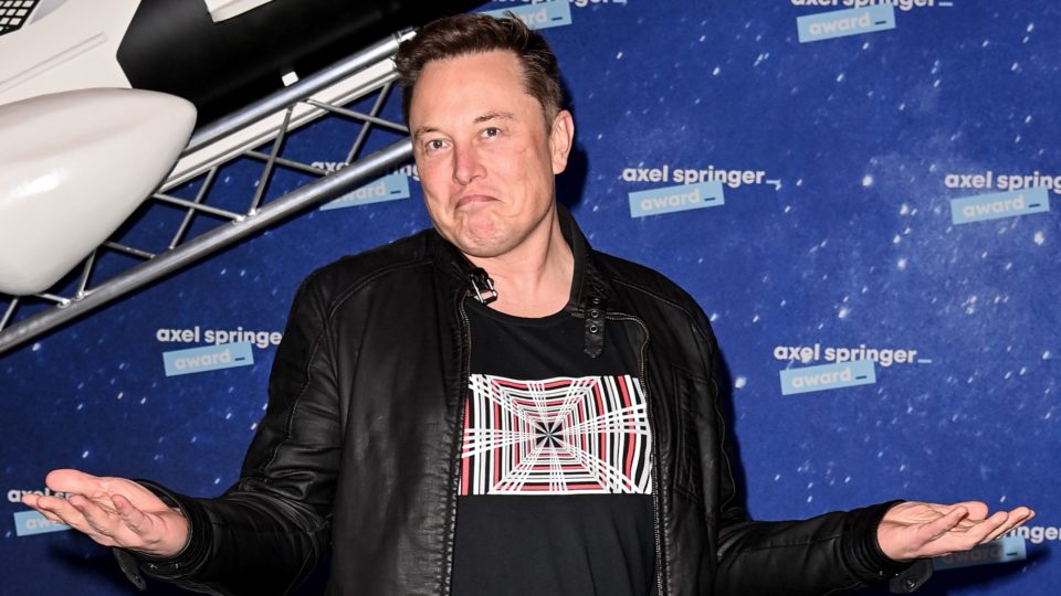 Elon Musk 960x540 1 - Elon Musk anuncia que compra do Twitter está suspensa temporariamente e revela que está esperando resultado de pesquisas' 