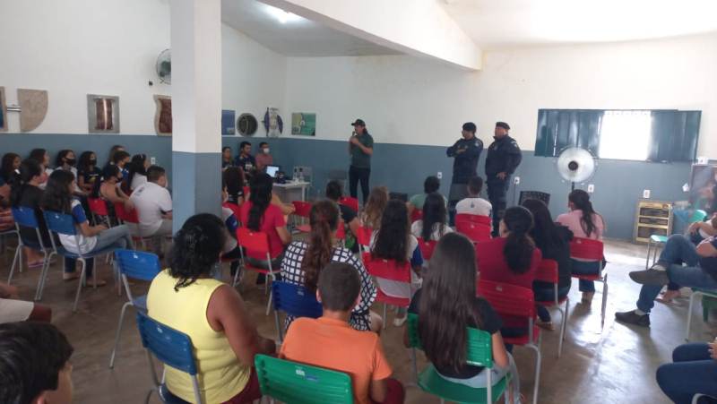 GCM - Em parceria com a Secretaria de Educação, Guarda Municipal realiza palestra em escola pública de Patos