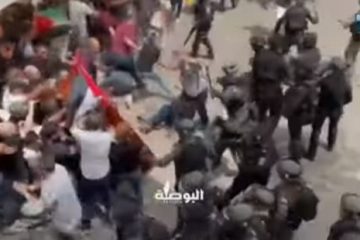 Polícia de Israel ataca palestinos durante funeral de jornalista – VEJA VÍDEO
