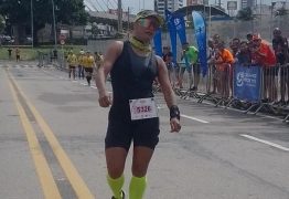 Imagem comove: a poucos metros de cruzar a linha de chegada, maratonista campeã chega a exaustão
