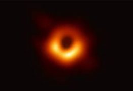 INÉDITO: Cientistas divulgam foto de buraco negro no centro da Via Láctea